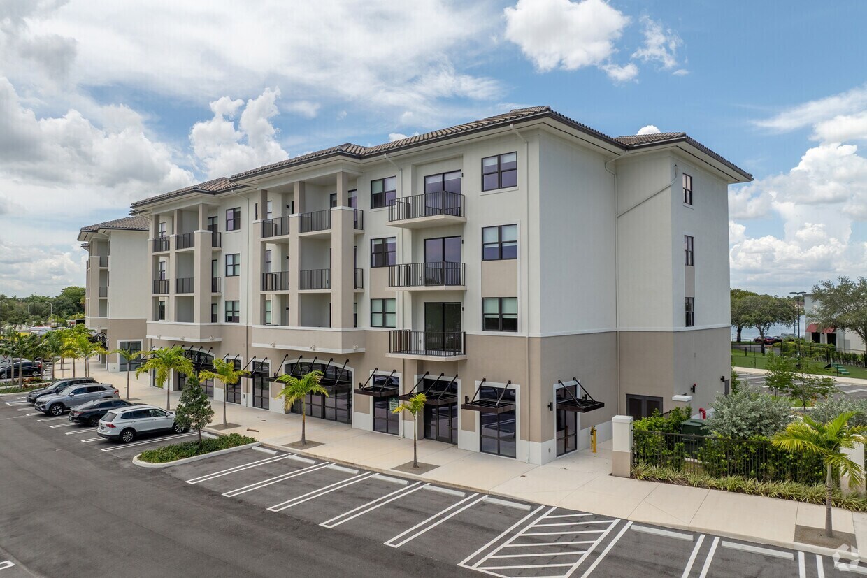 8205 Commerce, Miami Lakes, FL à louer Photo principale– Image 1 sur 2