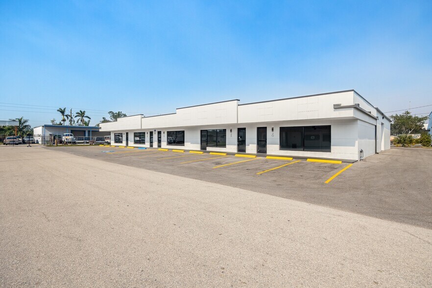 30-40 Mildred Dr, Fort Myers, FL à louer - Photo de l’immeuble – Image 2 sur 5