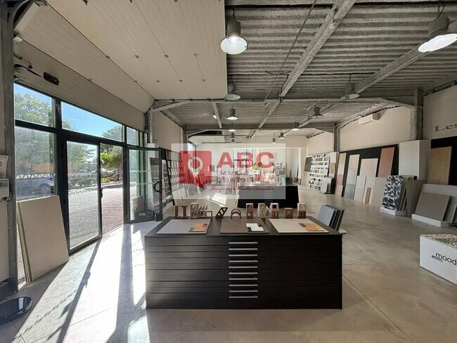 Plus de détails pour Local d’activités à vendre