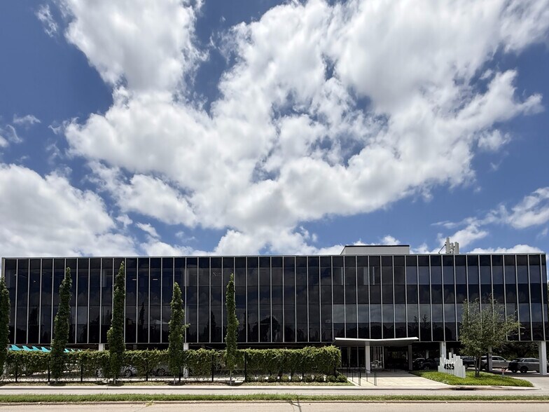 4525 Lemmon Ave, Dallas, TX à louer - Photo de l’immeuble – Image 3 sur 11