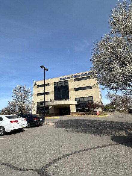 1515 S Clifton Ave, Wichita, KS à louer - Photo de l’immeuble – Image 2 sur 7