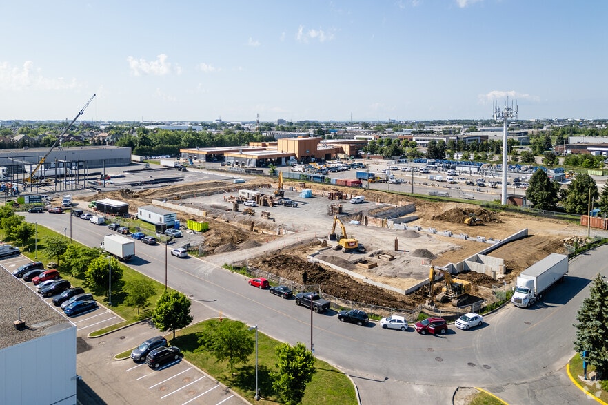3555 Rue Sartelon, Saint-Laurent, QC à louer - Photo principale – Image 2 sur 2