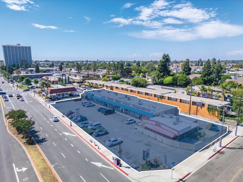 570-590 W 19th St, Costa Mesa, CA à vendre - Photo de l’immeuble – Image 2 sur 13