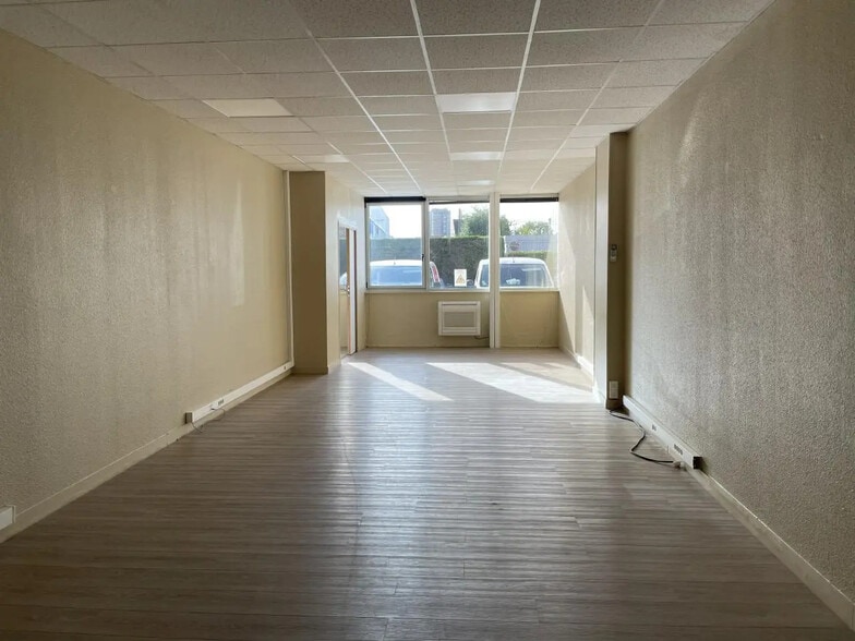 Local d'activités dans Le Plessis-Bouchard à vendre - Photo intérieure – Image 2 sur 16