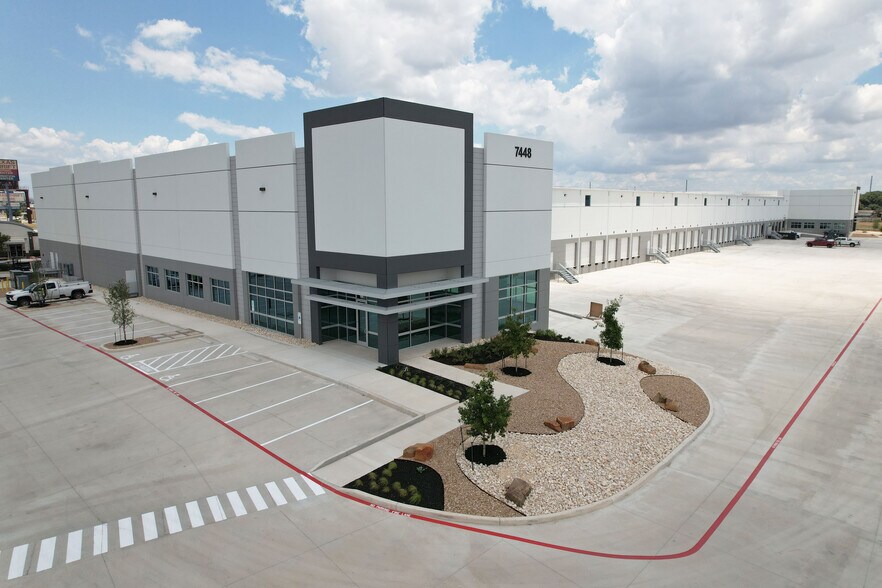 5035 Eisenhauer Rd, San Antonio, TX à louer - Photo principale – Image 1 sur 35