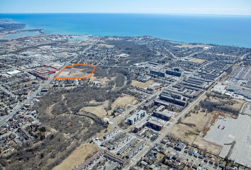 0 Simcoe St S, Oshawa, ON à louer - Photo de l’immeuble – Image 2 sur 5