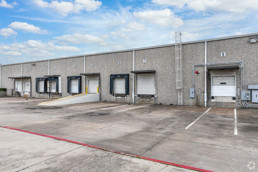 1810 Kelly Blvd, Carrollton, TX à louer - Photo de l’immeuble – Image 3 sur 21