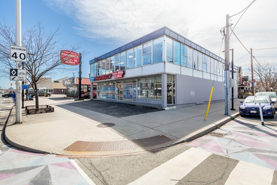 2921 Danforth Av, Toronto, ON à louer - Photo principale – Image 1 sur 1