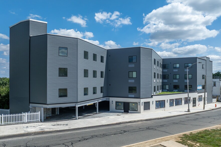 8327 Ridge Ave, Philadelphia, PA à louer - Photo de l’immeuble – Image 1 sur 3