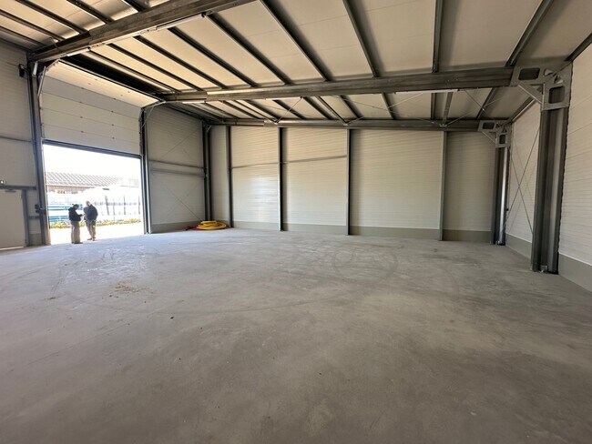 Plus de détails pour Local d'activités à louer