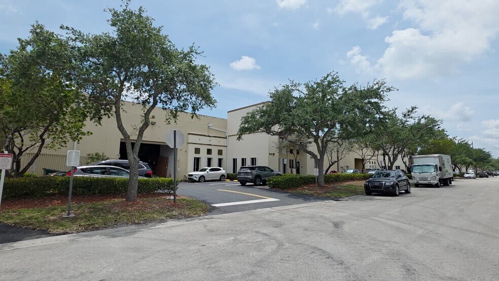 10420 NW 37th Ter, Miami, FL à vendre - Vidéo sur l’annonce professionnelle – Image 3 sur 25