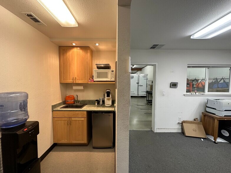 7083 Commerce Cir, Pleasanton, CA à louer - Photo de l’immeuble – Image 2 sur 24