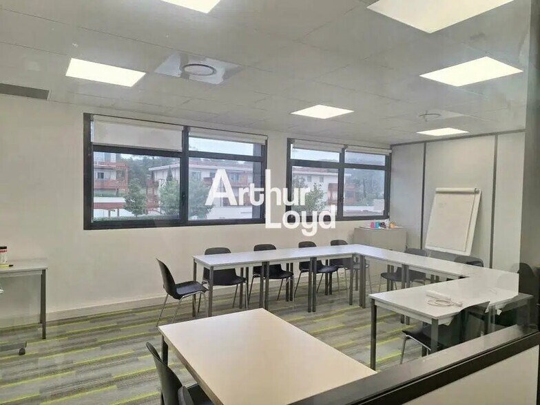 Bureau dans Fréjus à louer - Photo de l’immeuble – Image 2 sur 2