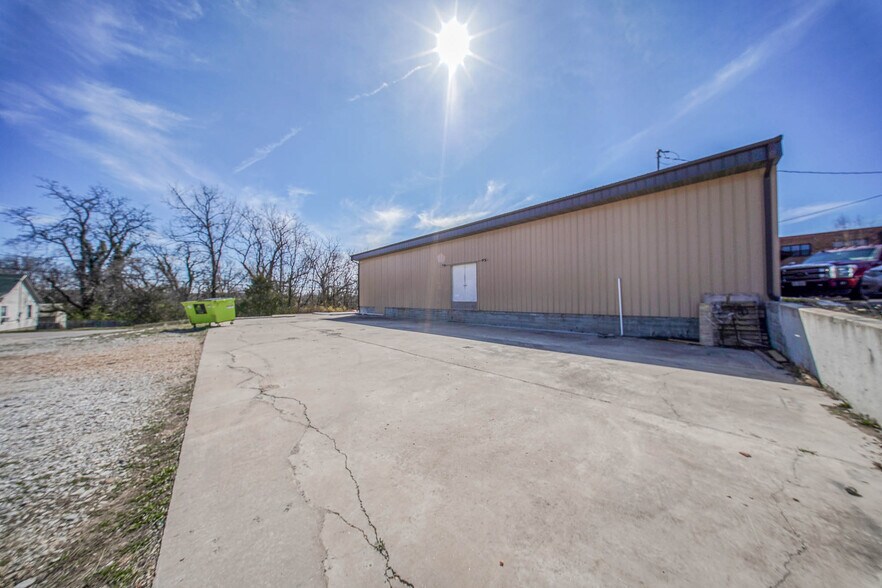105 E Walnut St, Houston, MO à vendre - Photo de l’immeuble – Image 2 sur 51
