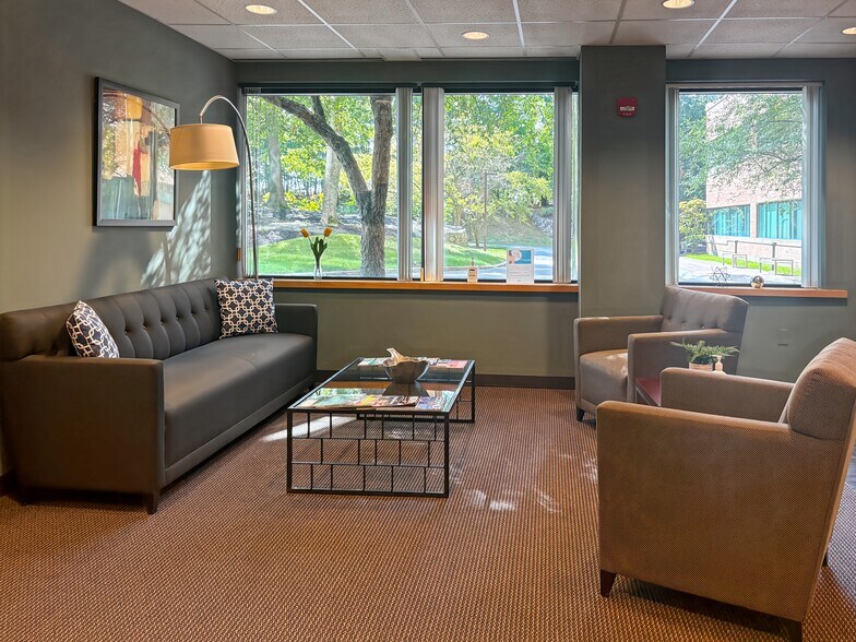 35 Village Rd, Middleton, MA à louer - Photo de l’immeuble – Image 3 sur 14