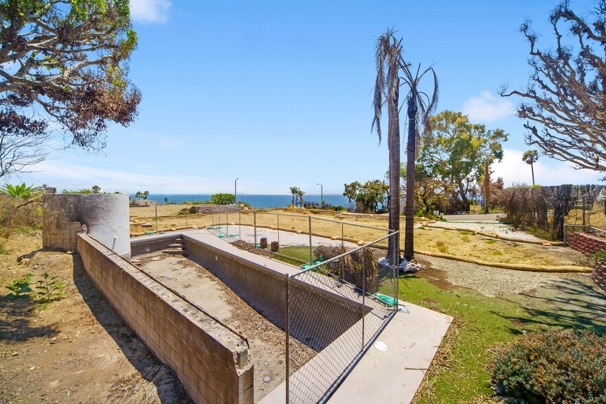 20521 Roca Chica Dr, Malibu, CA à vendre - Photo de l’immeuble – Image 3 sur 14