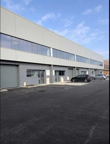 Local d’activités dans Bussy-Saint-Martin à louer - Photo de l’immeuble – Image 1 sur 2