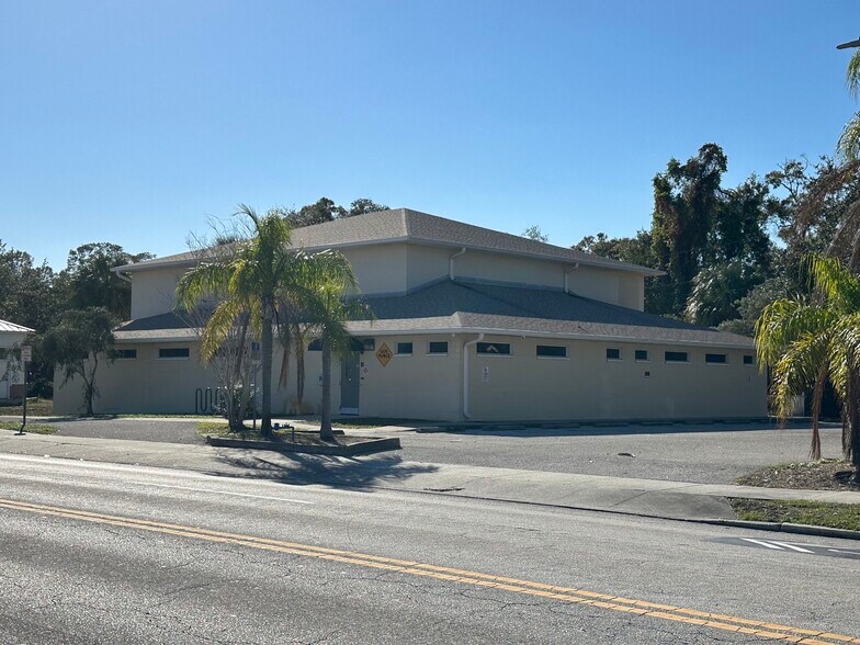 2421 4th St S, Saint Petersburg, FL à vendre - Photo de l’immeuble – Image 1 sur 25