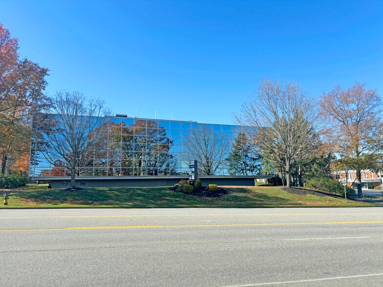 166 S River Rd, Bedford, NH à louer - Photo de l’immeuble – Image 2 sur 7