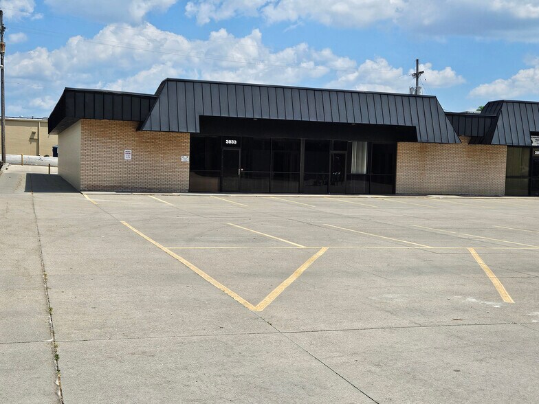 3021-3035 N 93rd St, Omaha, NE à louer - Photo de l’immeuble – Image 1 sur 3