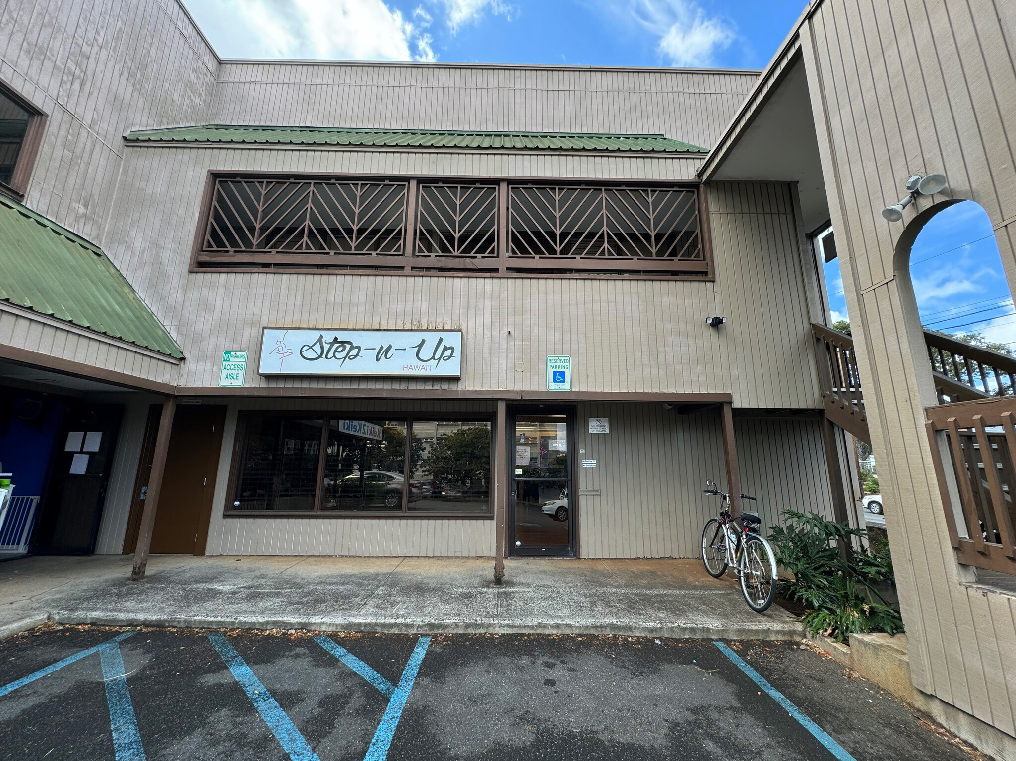 2758 S King St, Honolulu, HI à louer Photo de l’immeuble– Image 1 sur 2