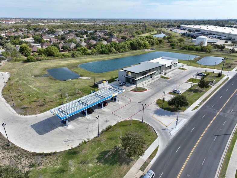 14179 The Lakes Boulevard Blvd, Pflugerville, TX à louer - Photo de l’immeuble – Image 3 sur 7
