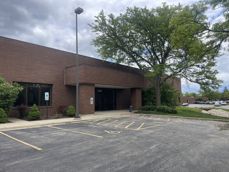 895 American Ln, Schaumburg, IL à louer - Photo de l’immeuble – Image 3 sur 17