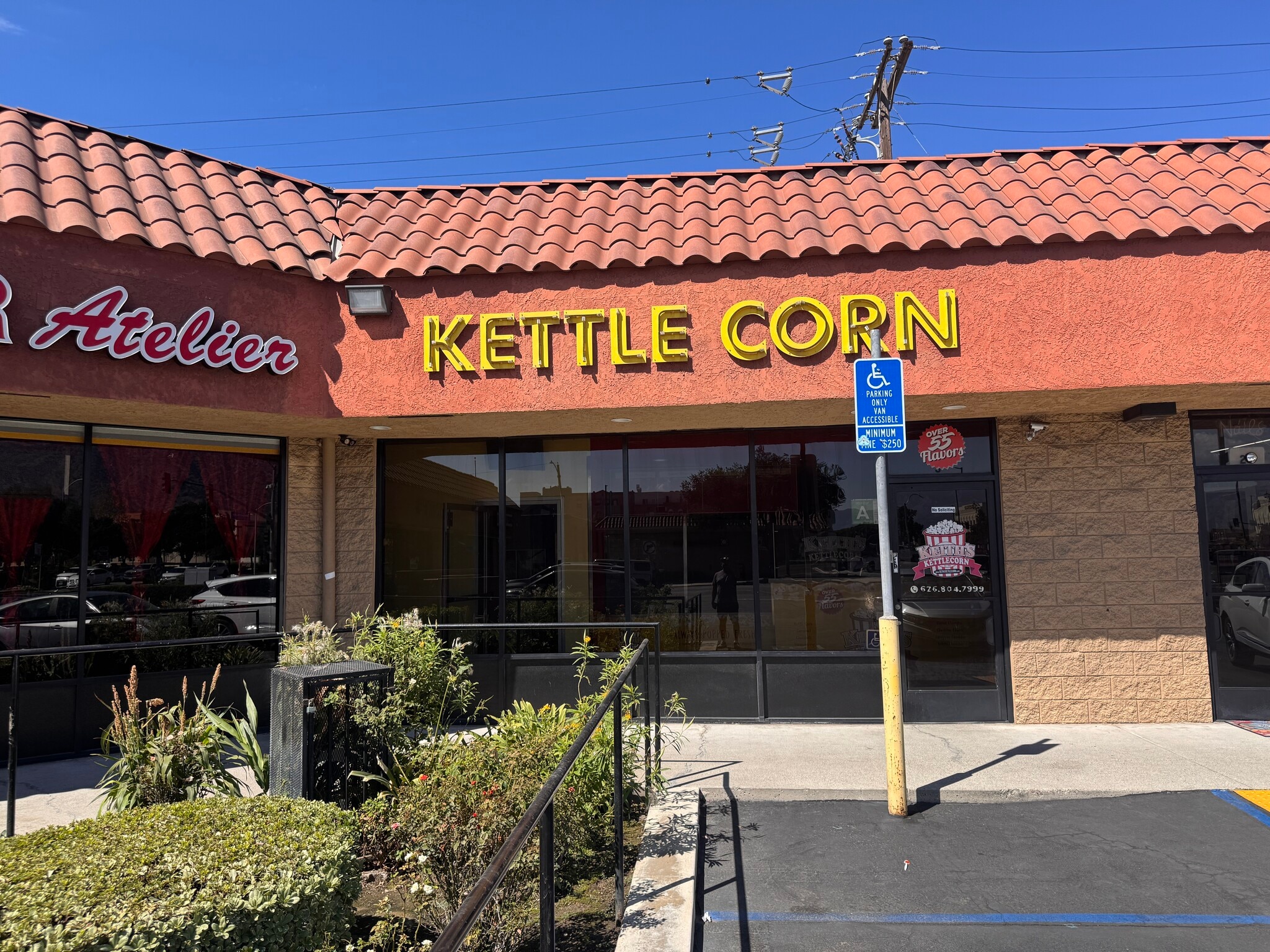 200 W Foothill Blvd, Azusa, CA à louer Photo de l’immeuble– Image 1 sur 4