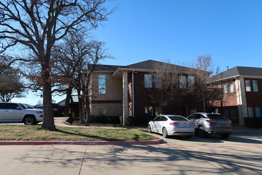 2300 Rockbrook Dr, Lewisville, TX à louer - Photo de l’immeuble – Image 1 sur 4