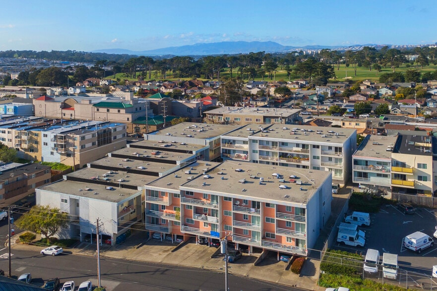 273 88th St, Daly City, CA à vendre - Photo de l’immeuble – Image 1 sur 68