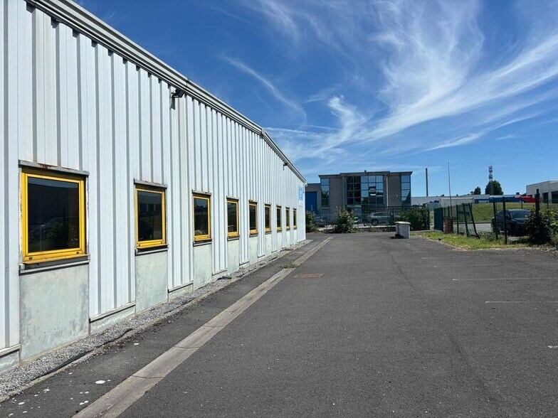 Industriel/Logistique dans Neuville En Ferrain à vendre - Photo de l’immeuble – Image 3 sur 6