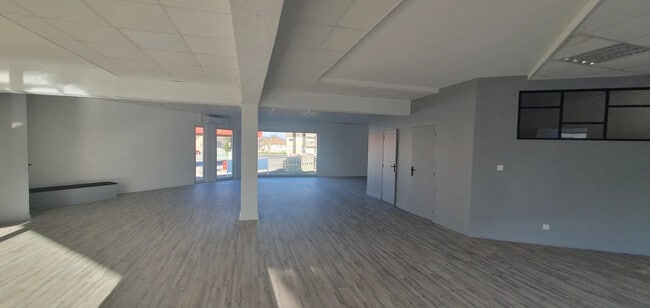 Plus de détails pour Local commercial à louer