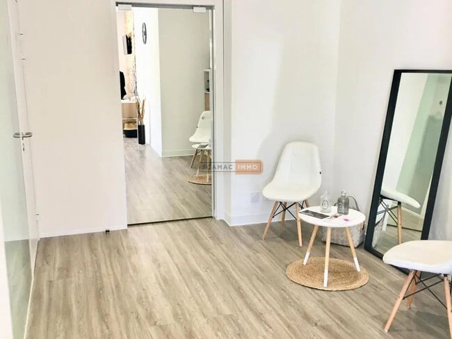 Plus de détails pour Local d'activités à louer