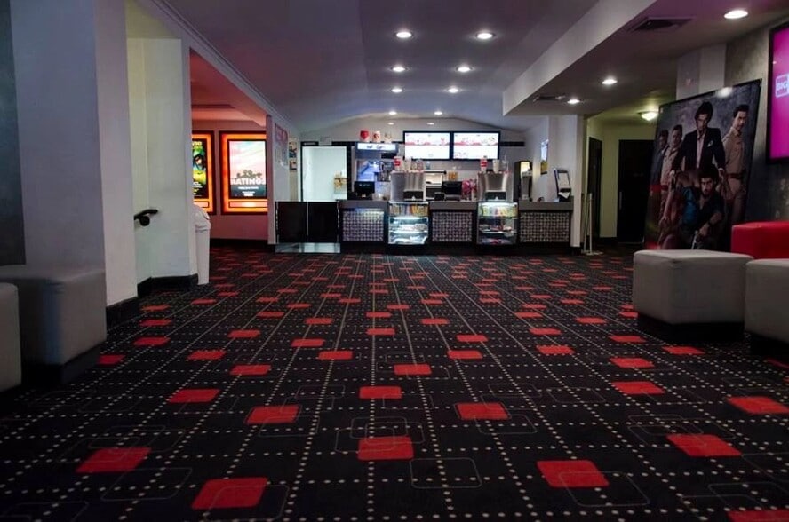 6813-6835 Fresh Meadow Ln, Fresh Meadows, NY à louer - Photo de l’immeuble – Image 3 sur 26