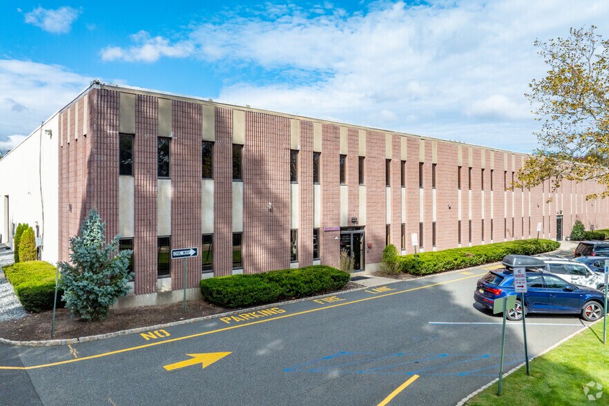 681 Lawlins Park, Wyckoff, NJ à louer - Photo de l’immeuble – Image 2 sur 8