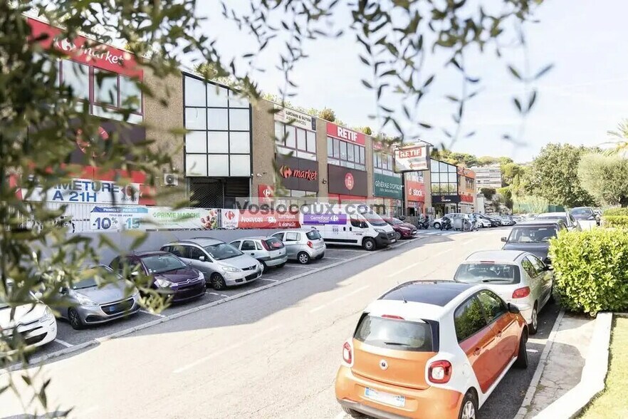 Local d’activités dans Villeneuve-Loubet à louer - Photo de l’immeuble – Image 2 sur 8