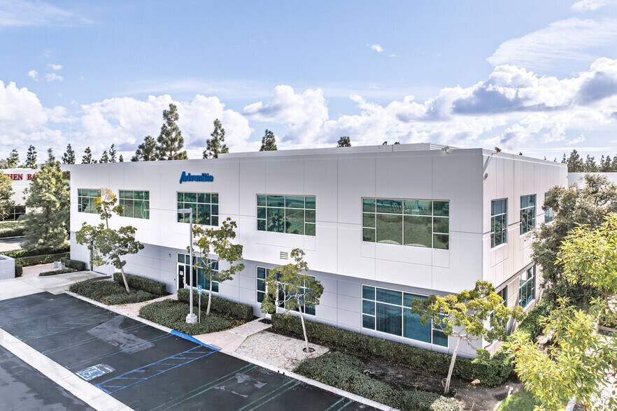 8717 Research Dr, Irvine, CA à louer - Photo de l’immeuble – Image 2 sur 7