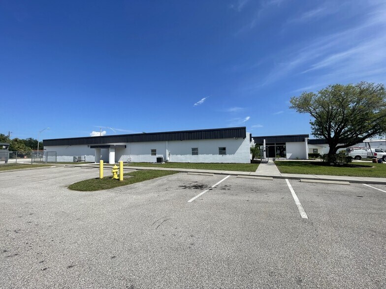 1288 N Tamiami Trl, North Fort Myers, FL à vendre - Photo de l’immeuble – Image 3 sur 9