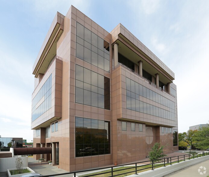 7150 Greenville Ave, Dallas, TX à louer - Photo de l’immeuble – Image 2 sur 9