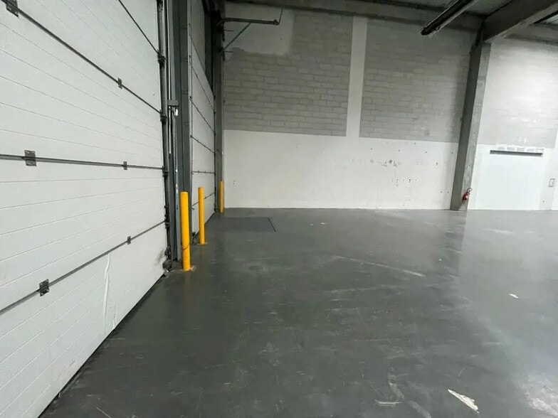 Local d’activités dans Saint-Priest à louer - Photo de l’immeuble – Image 3 sur 12