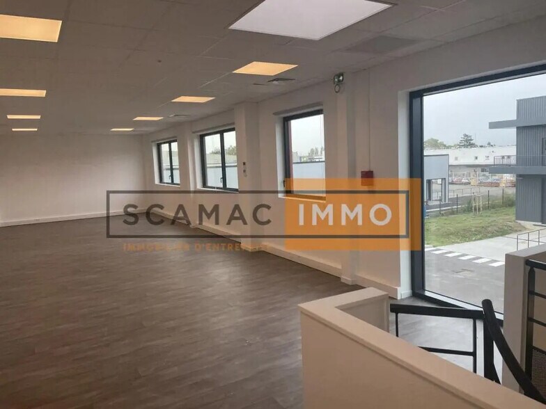 Local d’activités dans  à louer - Photo de l’immeuble – Image 3 sur 5