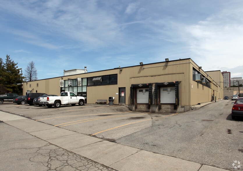 1 Hafis Rd, Toronto, ON à louer - Photo de l’immeuble – Image 2 sur 3