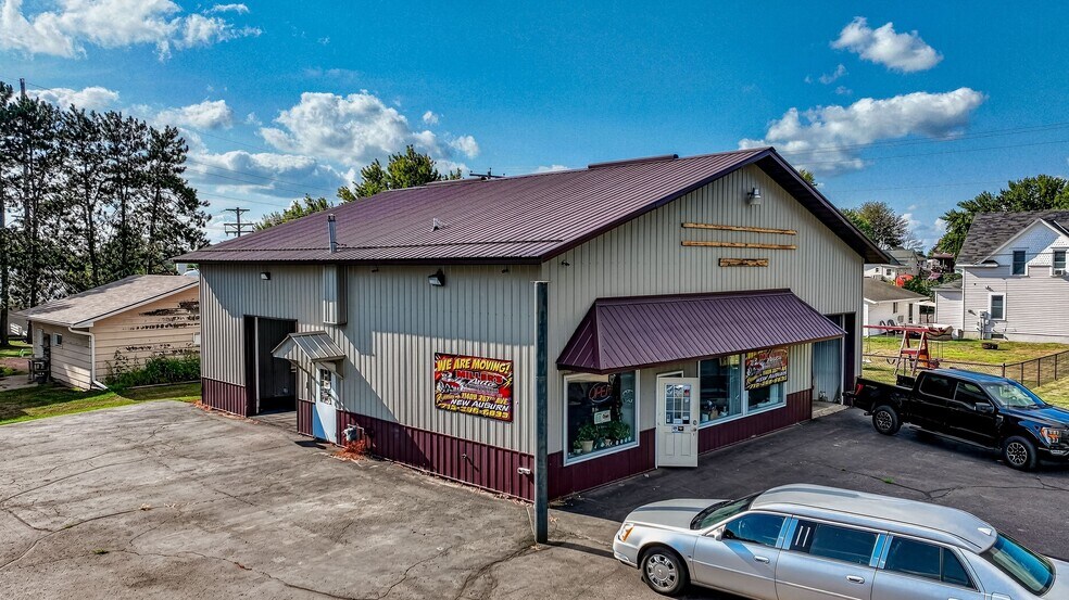 1417 Martin Rd, Bloomer, WI à vendre - Photo de l’immeuble – Image 1 sur 17