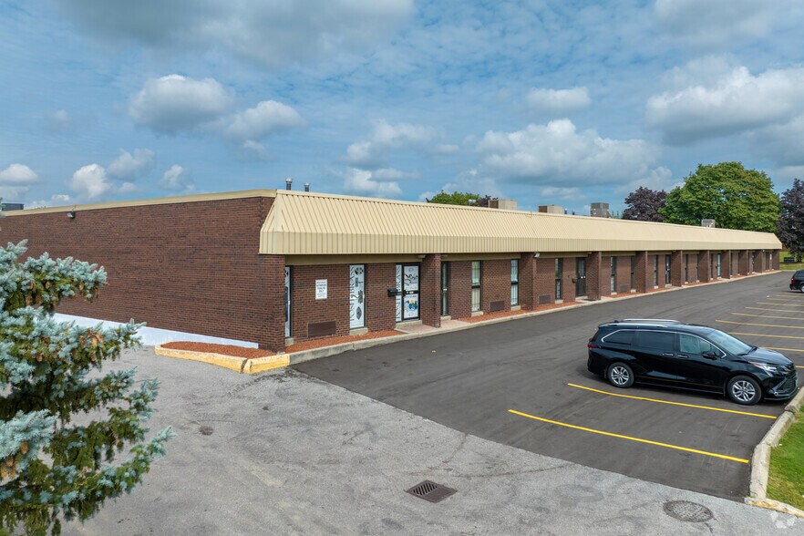 640 Petrolia Rd, Toronto, ON à louer - Photo principale – Image 1 sur 5