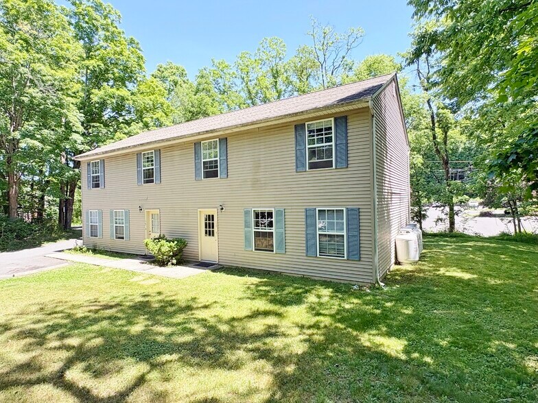 New Paltz College Rental Portfolio portefeuille de 3 biens à vendre sur LoopNet.fr - Photo de l’immeuble – Image 2 sur 56
