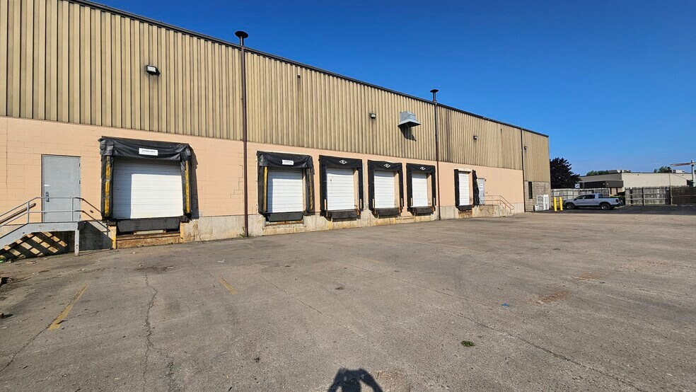 8 Marway Cir, Rochester, NY à louer - Photo de l’immeuble – Image 2 sur 6