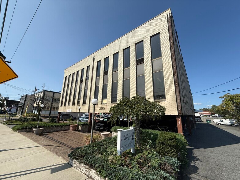 2280 Grand Ave, Baldwin, NY à louer - Photo de l’immeuble – Image 2 sur 9