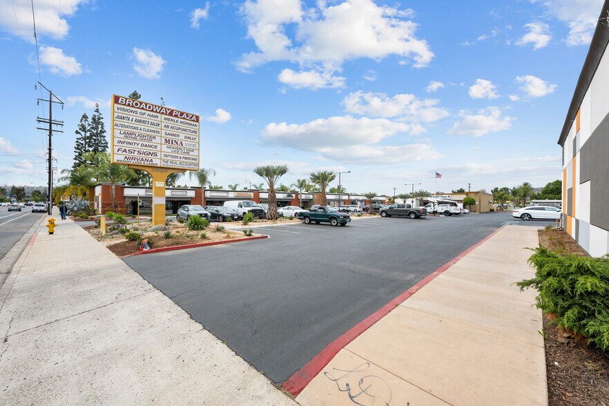 540-598 Broadway, El Cajon, CA à louer - Photo de l’immeuble – Image 2 sur 2