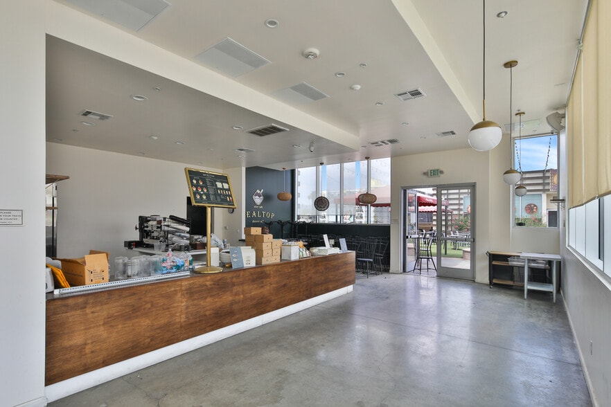 450 S Western Ave, Los Angeles, CA à louer - Photo intérieure – Image 3 sur 63