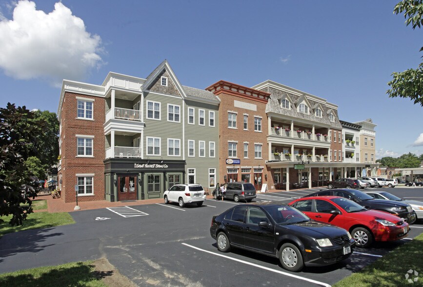 601-637 Genesee St, Delafield, WI à louer - Photo de l’immeuble – Image 2 sur 4